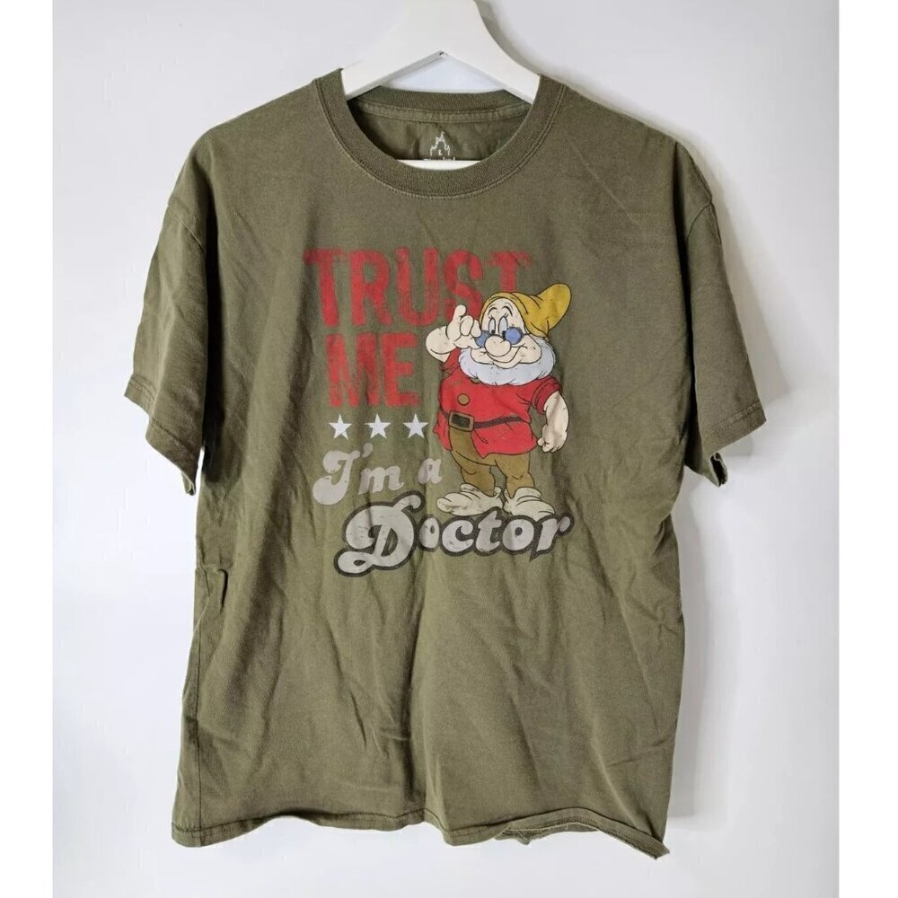 Walt Disney World Snow White Dwarf Doctor Grafic T-Shirt Men’s Large